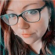 Profesora de inglés imparte clase para alumnos de educación media o superior